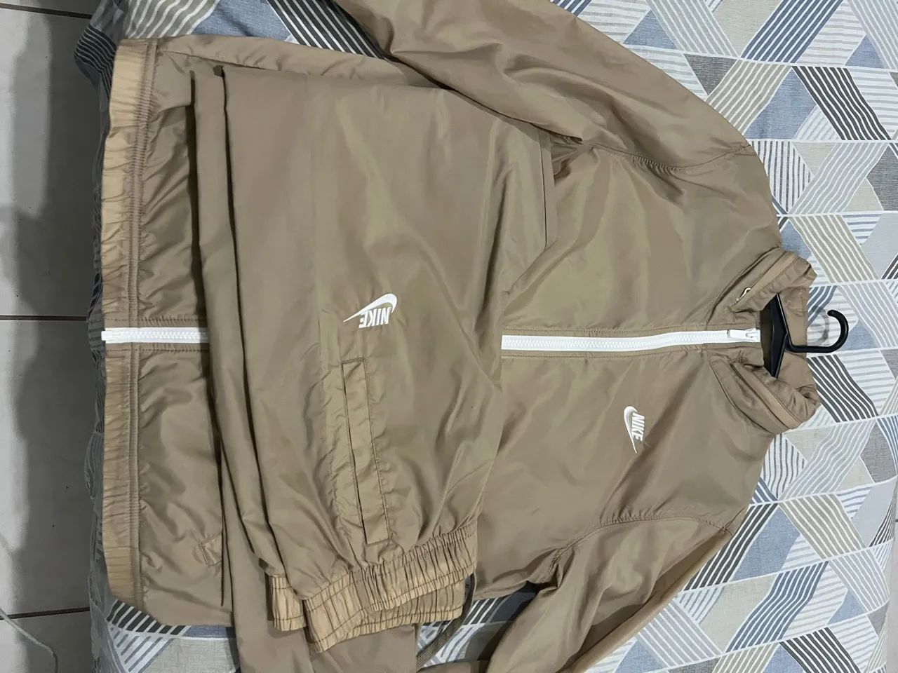 Conjunto Nike Corta Vento - Bege 
