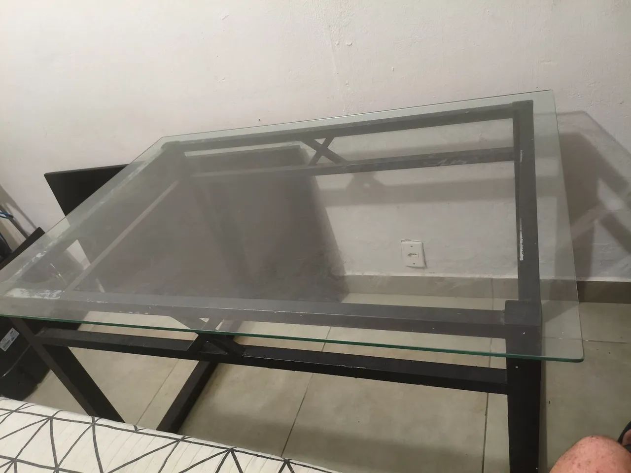 Vendo mesa de vidro c/ 4 cadeiras  - Foto 2