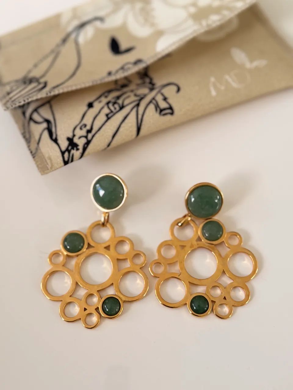 Brinco Maria Dolores dourado com pedras verdes - Foto 3