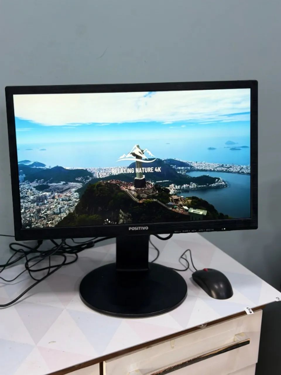 Monitor Positivo 22 Polegadas HDMI com Ajuste de Altura e Rotação - Sem Defeitos 