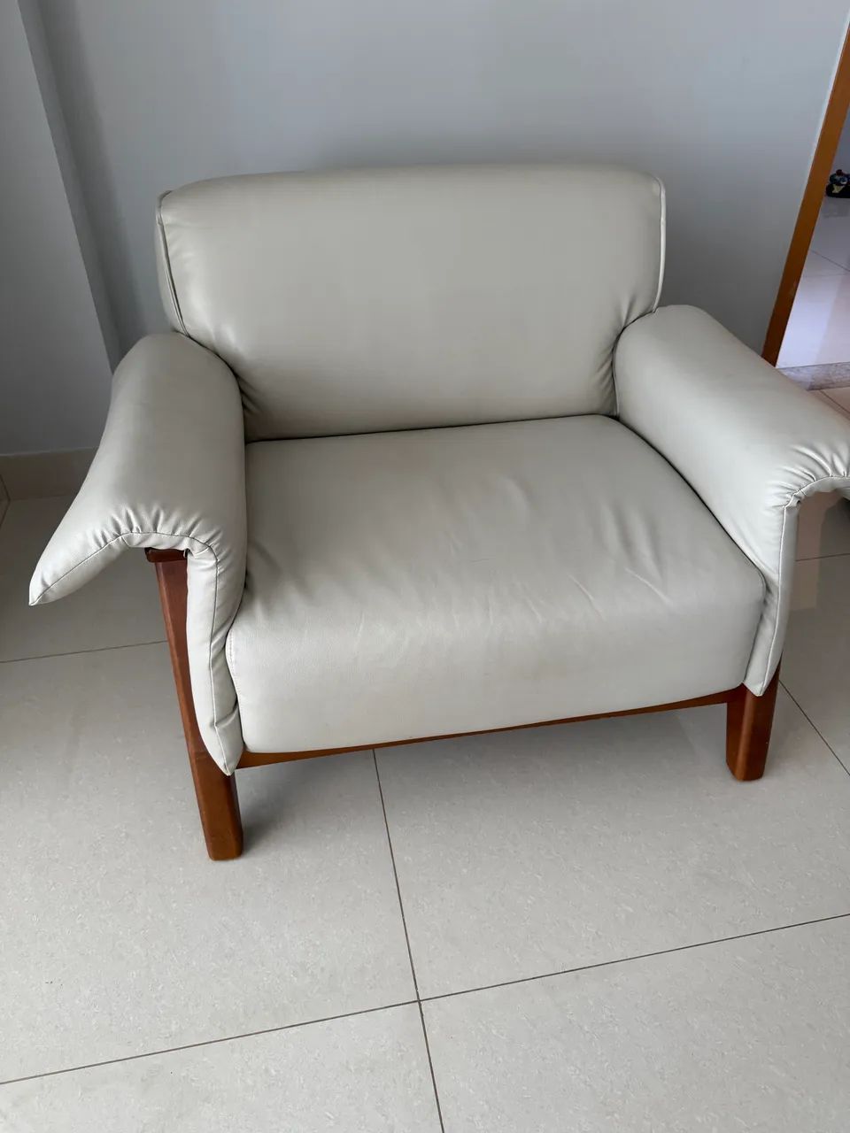 Jogo de poltronas e mesa lateral  - Foto 3