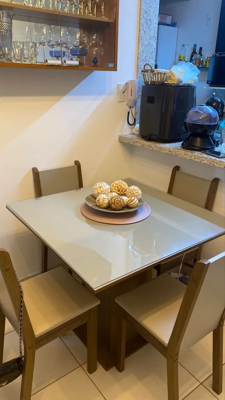 Vendo mesa e cadeiras 