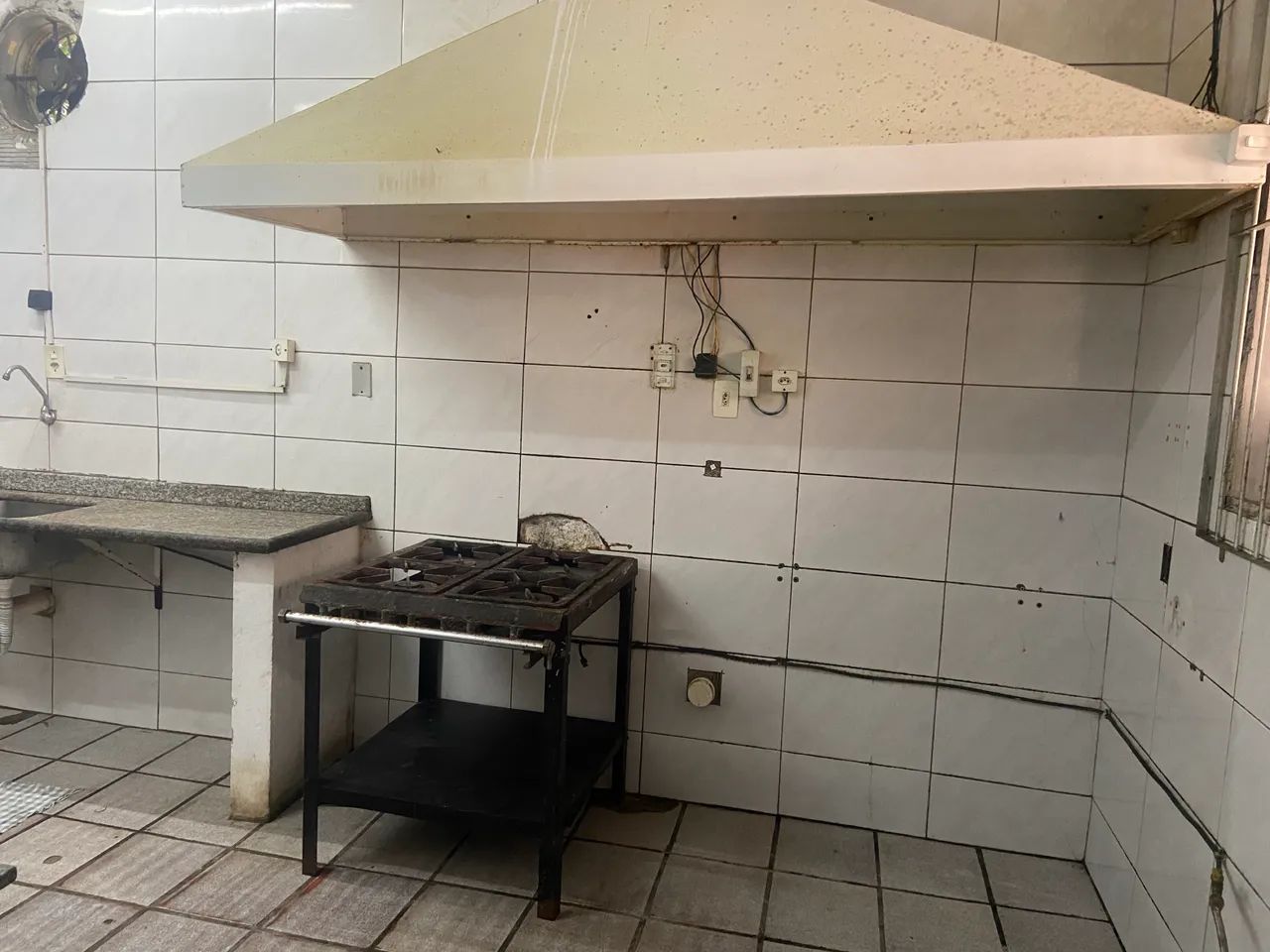 Sala comercial grande a poucos passos da Praia do Sonho  - Foto 5
