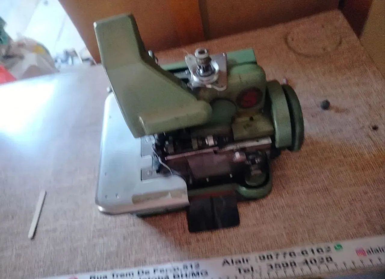 Maquina overlok - Foto 2