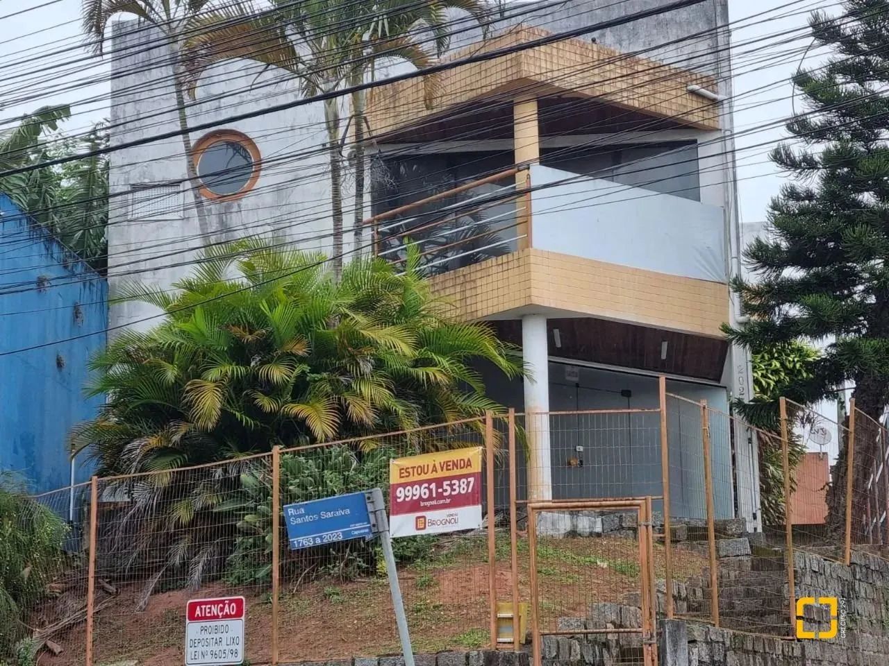 Prédio comercial dois pavimentos com salas e garagem em Capoeiras.