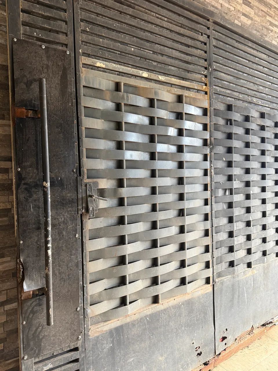 Large used gate65104470153346123