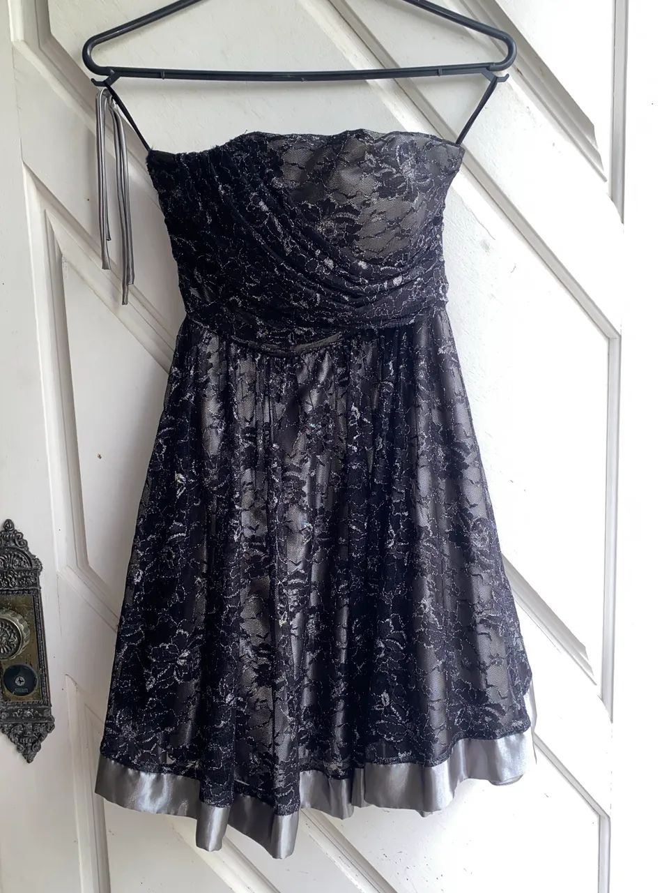 VESTIDO PRETO COM RENDA E FIOS PRATEADOS 
