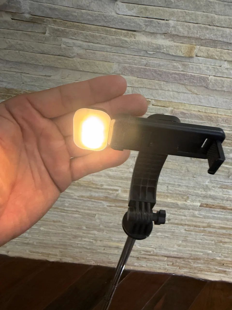 Bastão de Selfie com Tripé + Luz LED para Celular - Foto 3