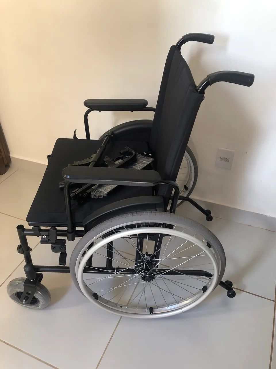 Cadeira de rodas nova