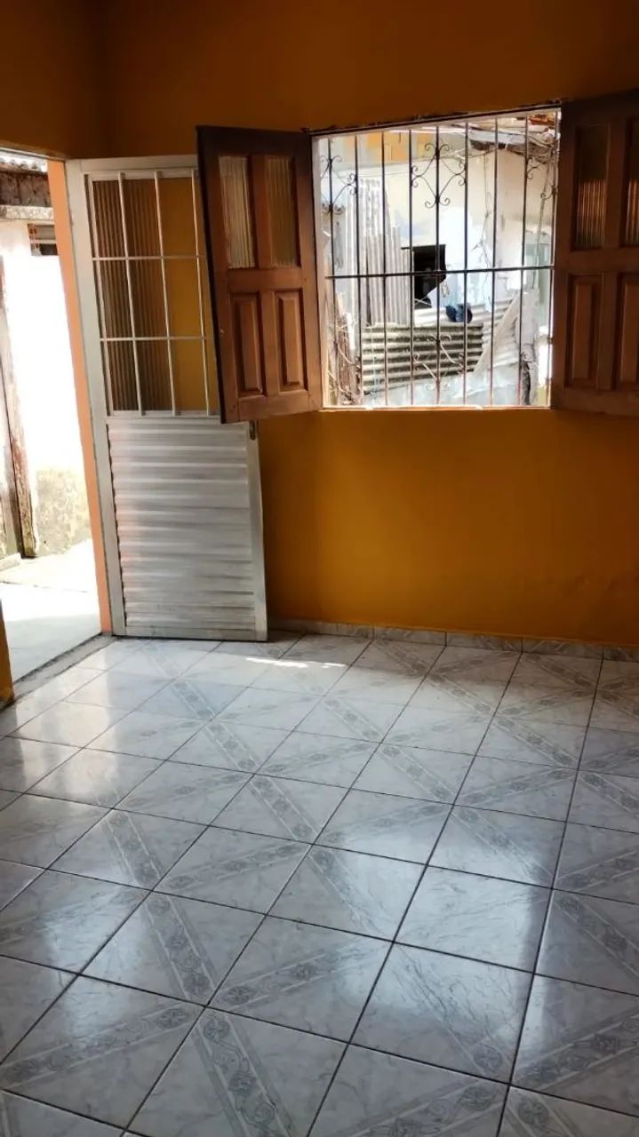 ALUGA-SE CASA NOS FUNDOS 