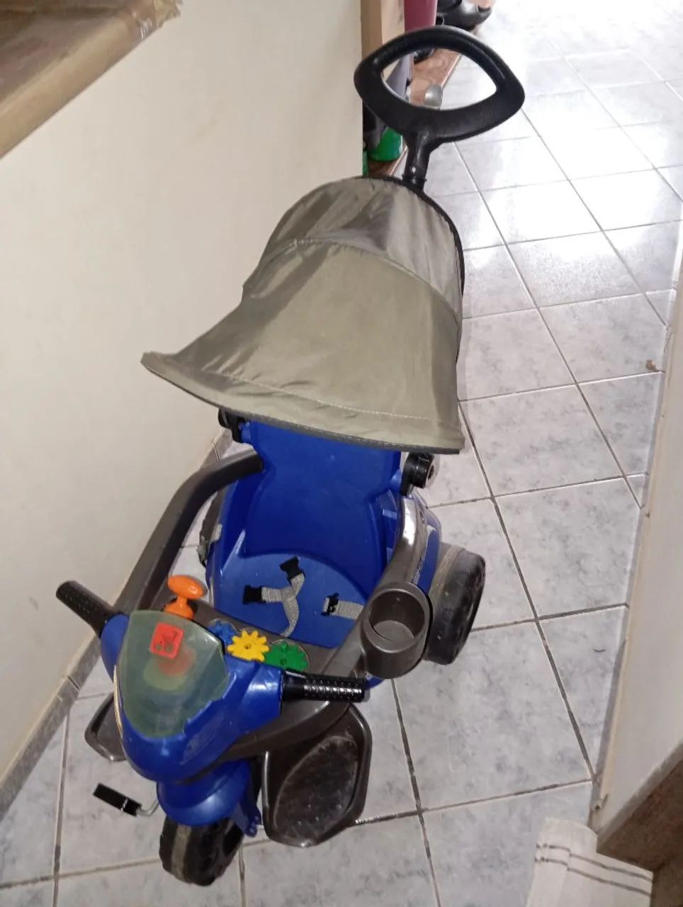 Triciclo infantil com cinto e empurrador e capota  - Foto 2