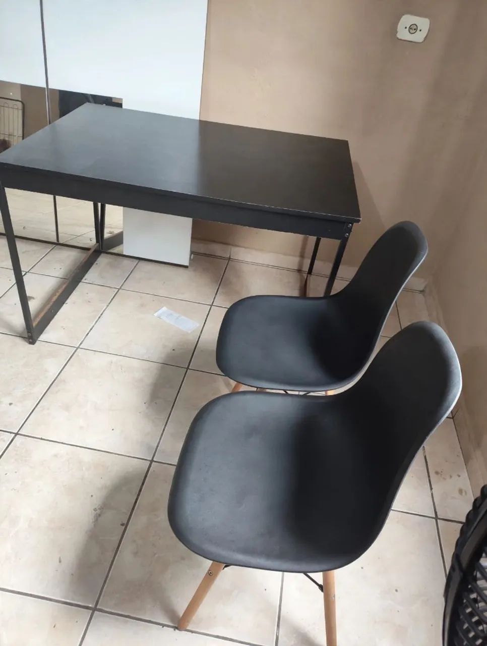 Vendo mesa grande com 2 cadeiras 