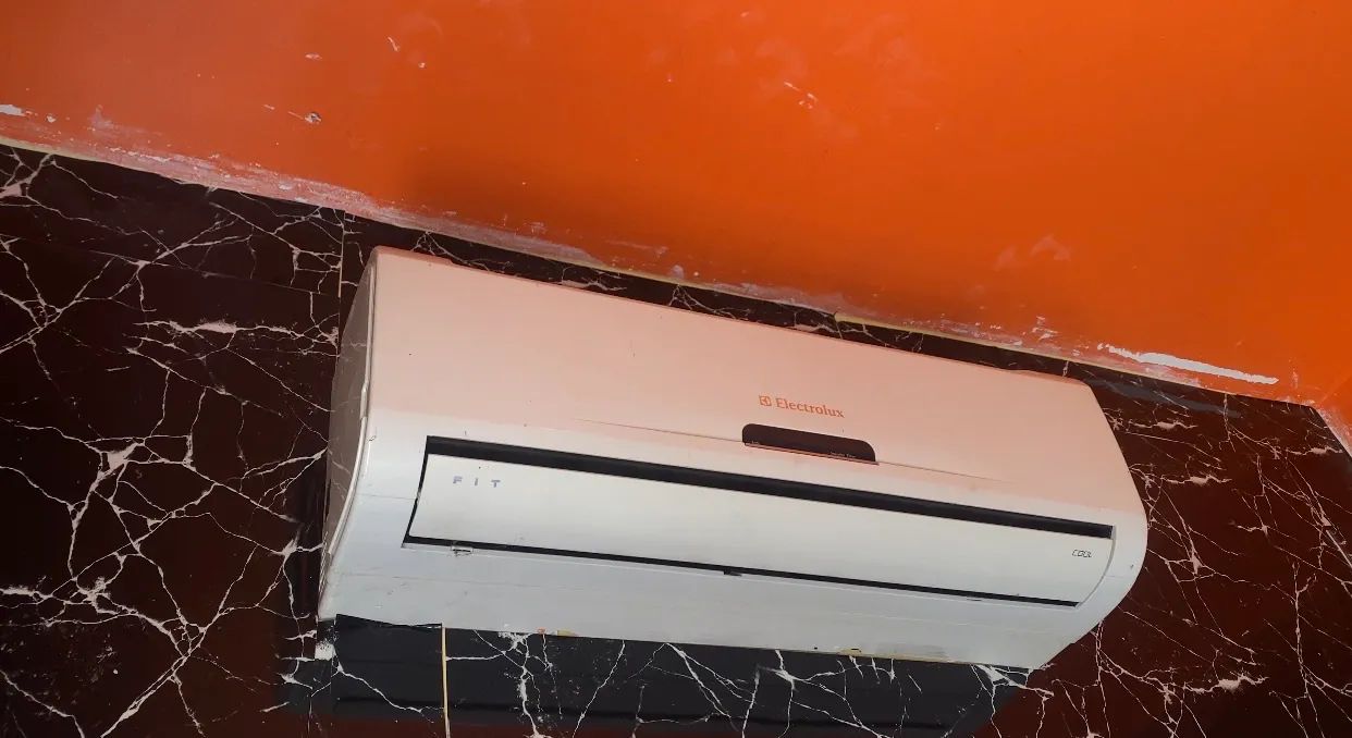 Ar-condicionado Electrolux Split 12.000 BTUs - R$ 550