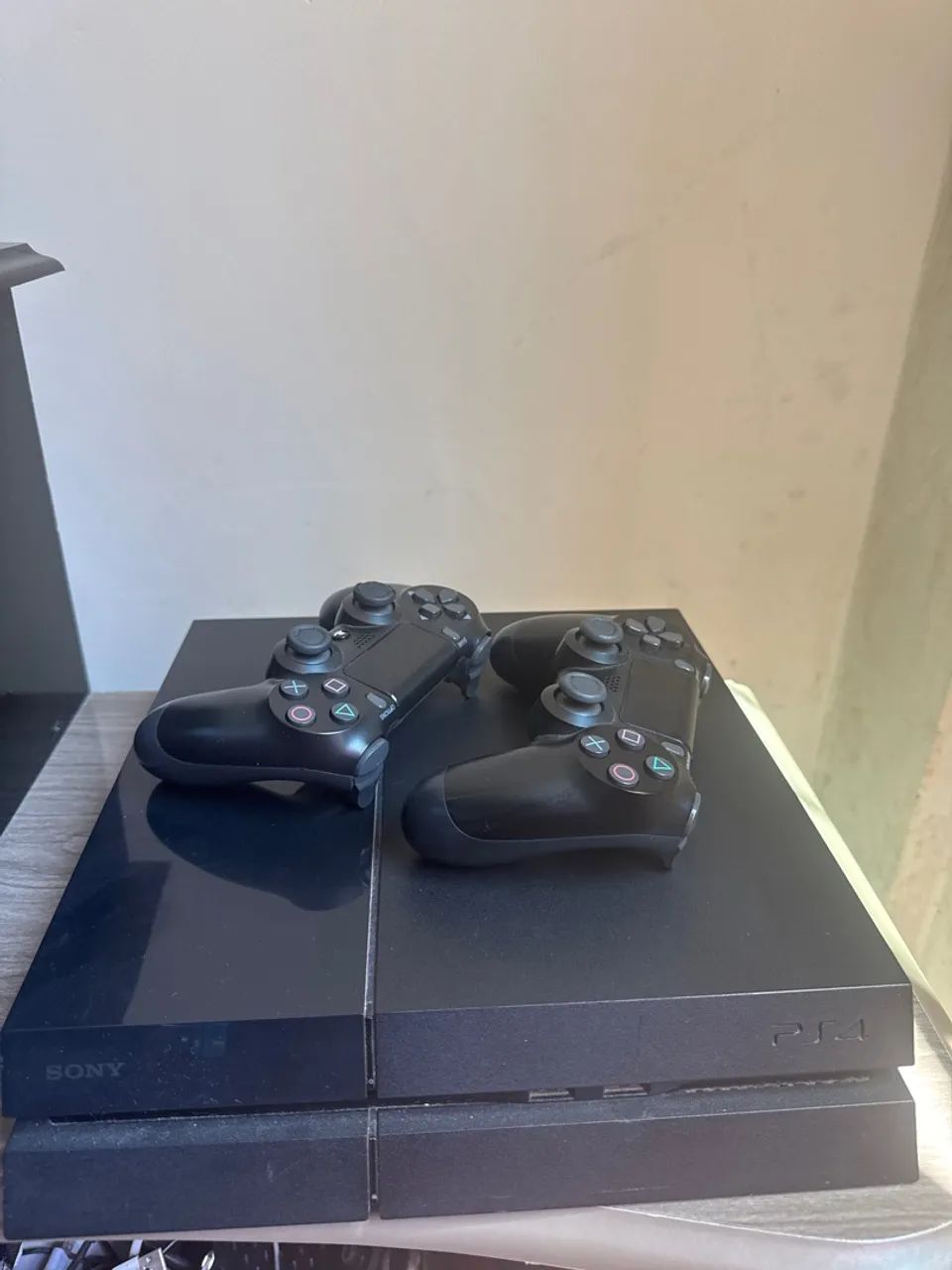 Vendo Play 4 com 2 controles