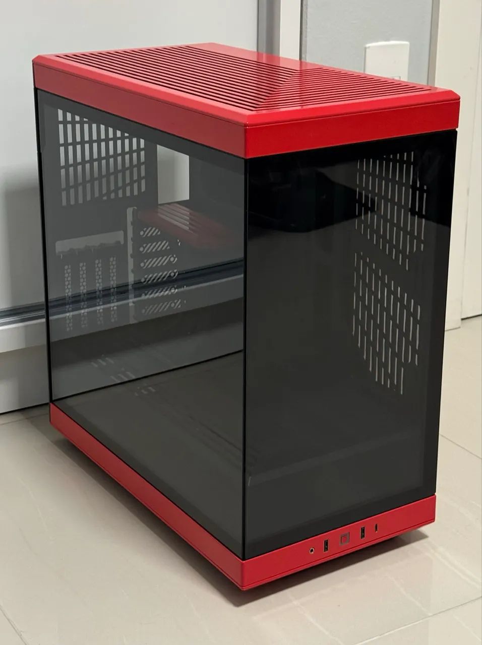 Gabinete Hyte Y40 RED 