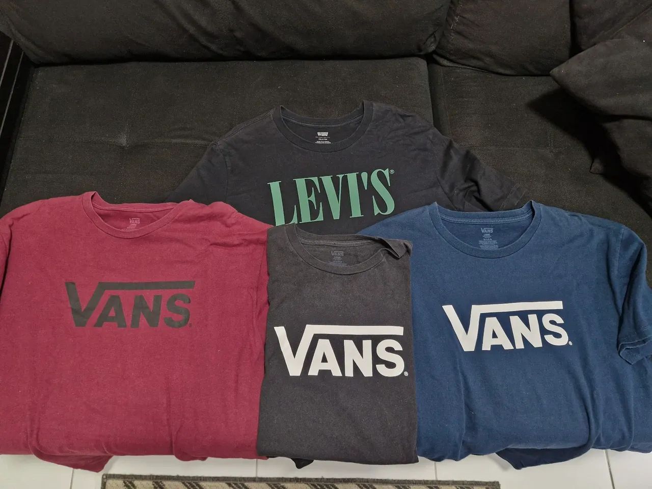 Kit 4 camisas de marca - 3 Vans e 1 Levi's - Foto 2
