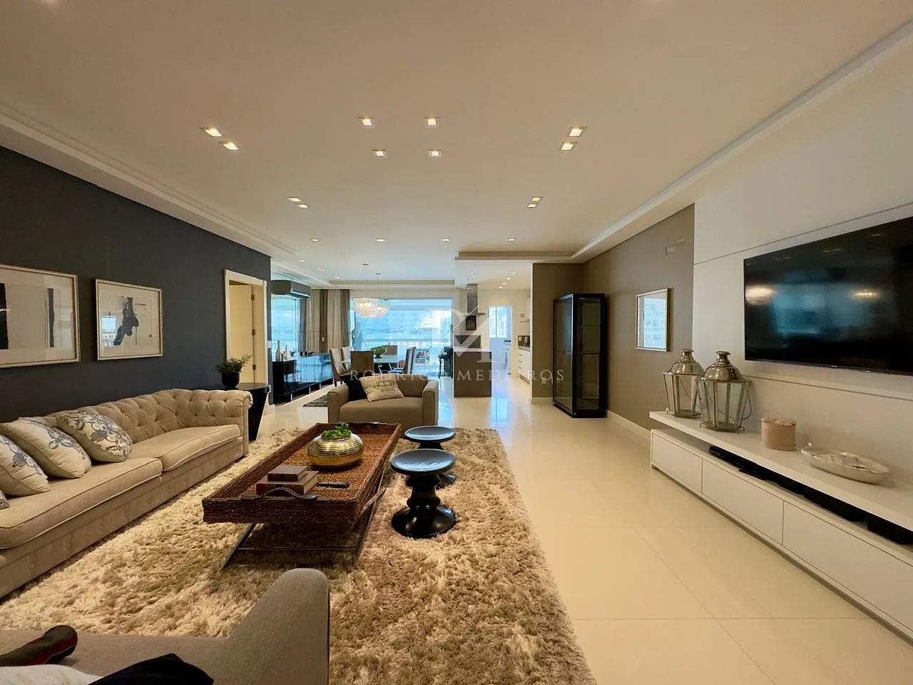 Apartamento quadra-mar com 4 suítes no Centro de Itapema