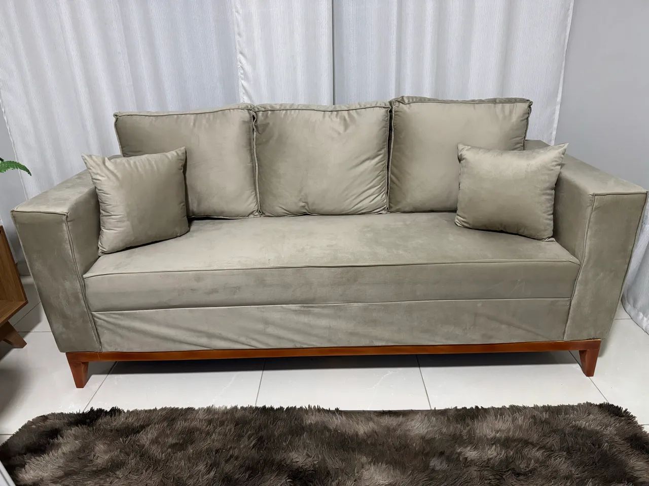 Unused sofa available452149294158981120