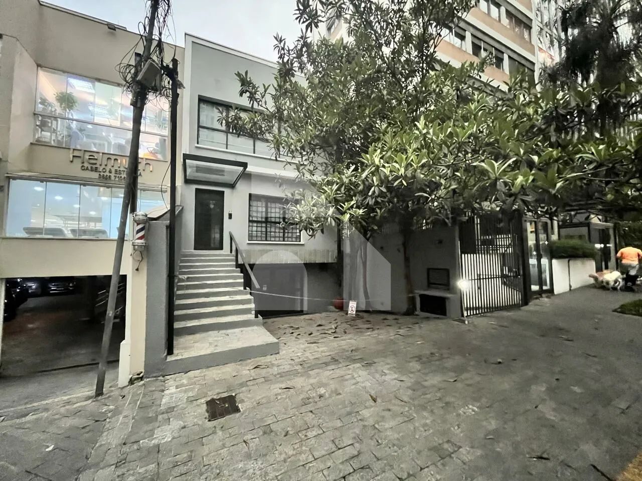 Prédio comercial ao lado da Vilaboim