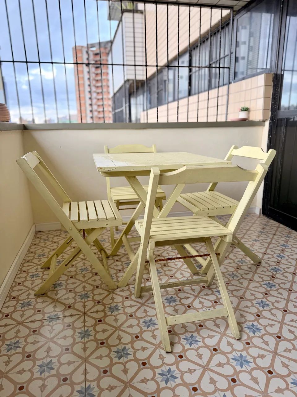 Mesa amarela com 4 cadeiras - Foto 2