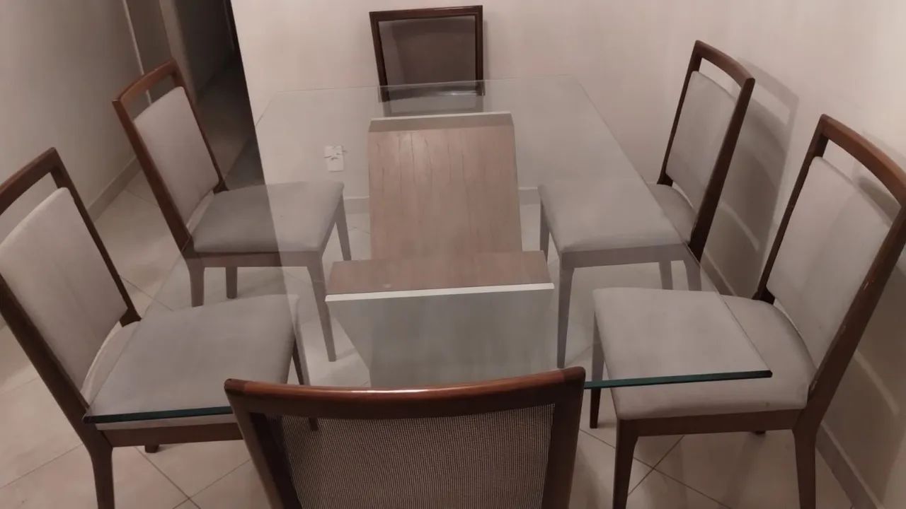 Mesa de vidro, com seis cadeiras conservadas.