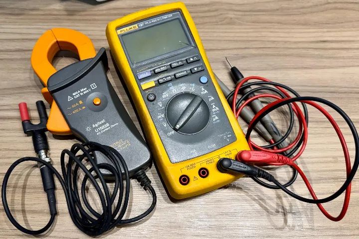 Multímetro True RMS Fluke 187 com pinça amperimétrica Agilent U1583B