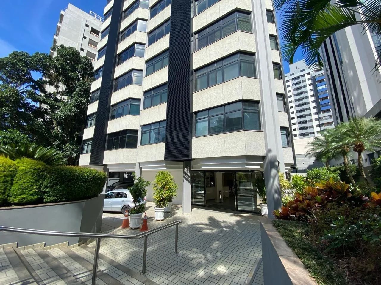 Sala comercial mobiliada 100m² no Centro, 3 repartições, recepção e 1 vaga