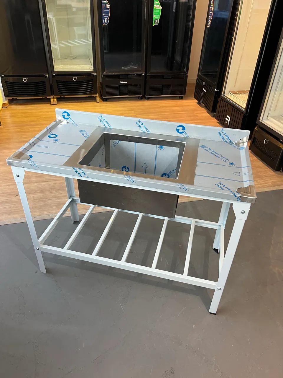 Bancada com Cuba 1.17x0.55 tampo inox e pés epóxi - nova pronta entrega 