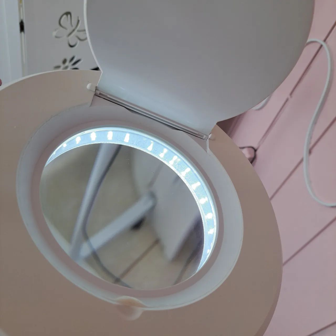 Vende-se Lupa 120 Leds com tripé. Semi Nova, está em ótimo estado de uso.  - Foto 3