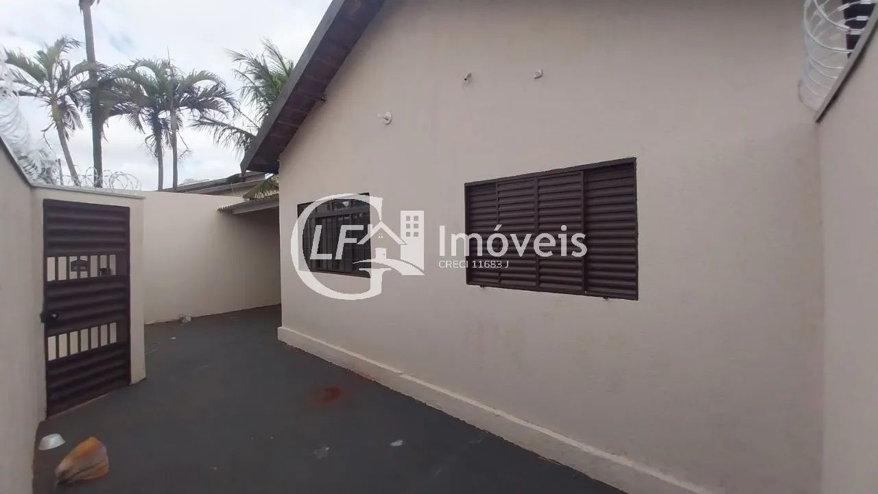 Casa reformada com salão nos fundos - Foto 4