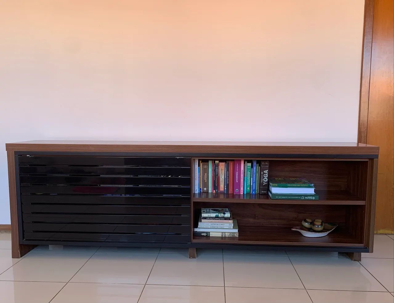 Móvel Rack de madeira (tom walnut) 