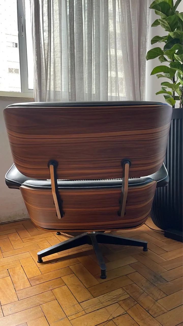 Vendo linda poltrona  Charles Eames  com Puff  preta  - Foto 4