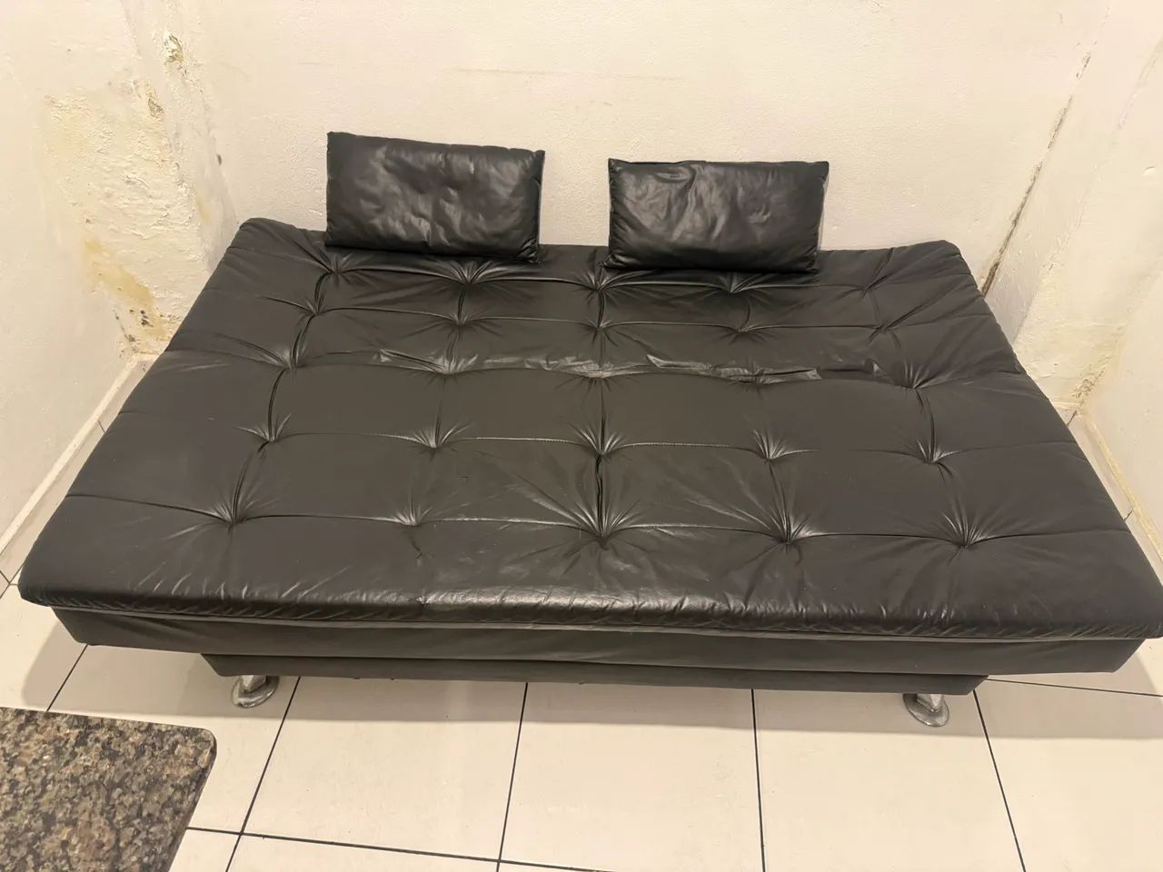 Sofá-cama casal 3 lugares courino preto - Foto 5