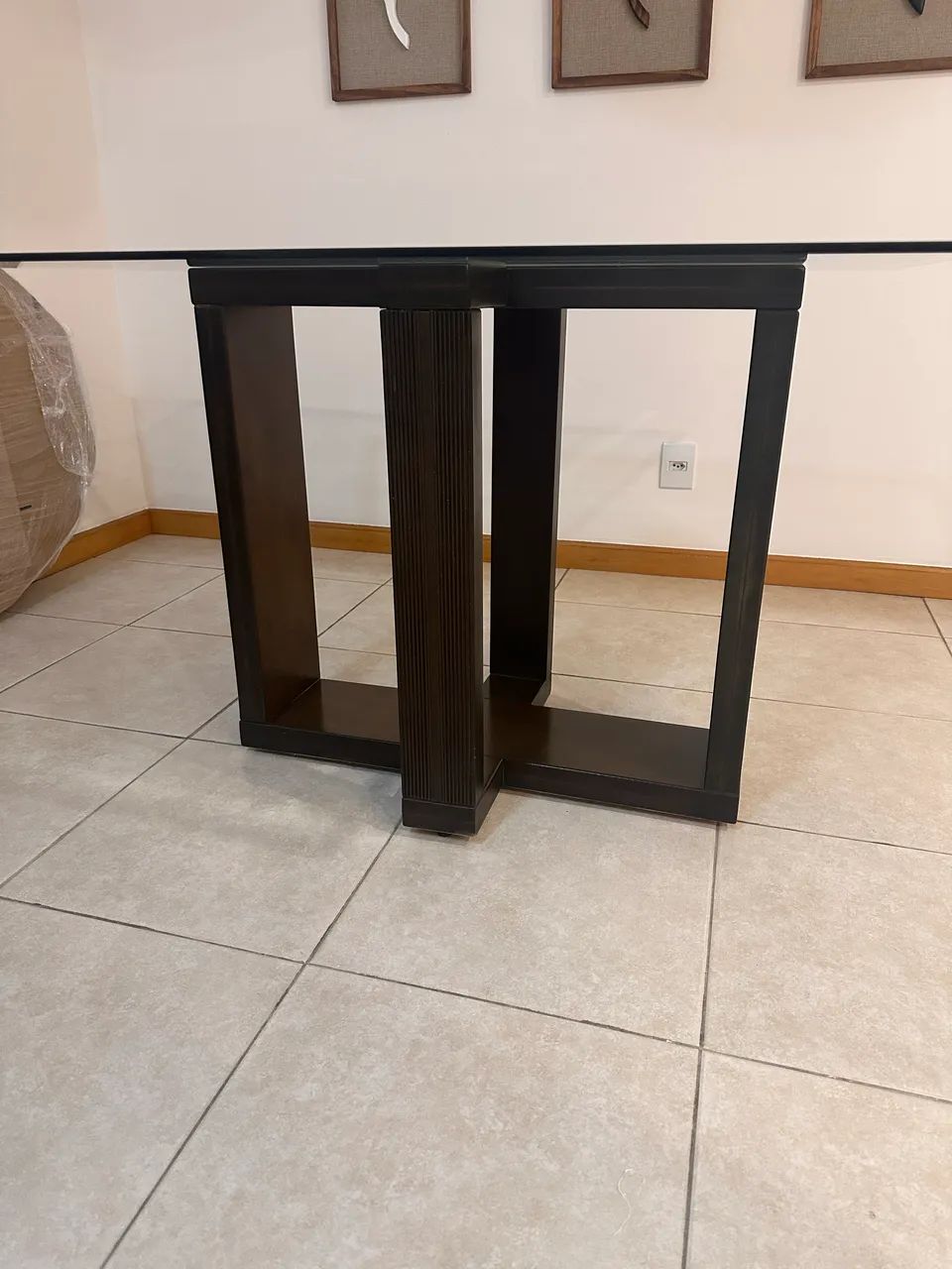 Mesa de jantar de madeira com tampo de vidro  - Foto 5