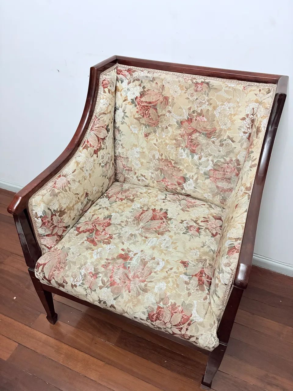 Conjunto com duas poltronas de madeira maciça 65570193405313120