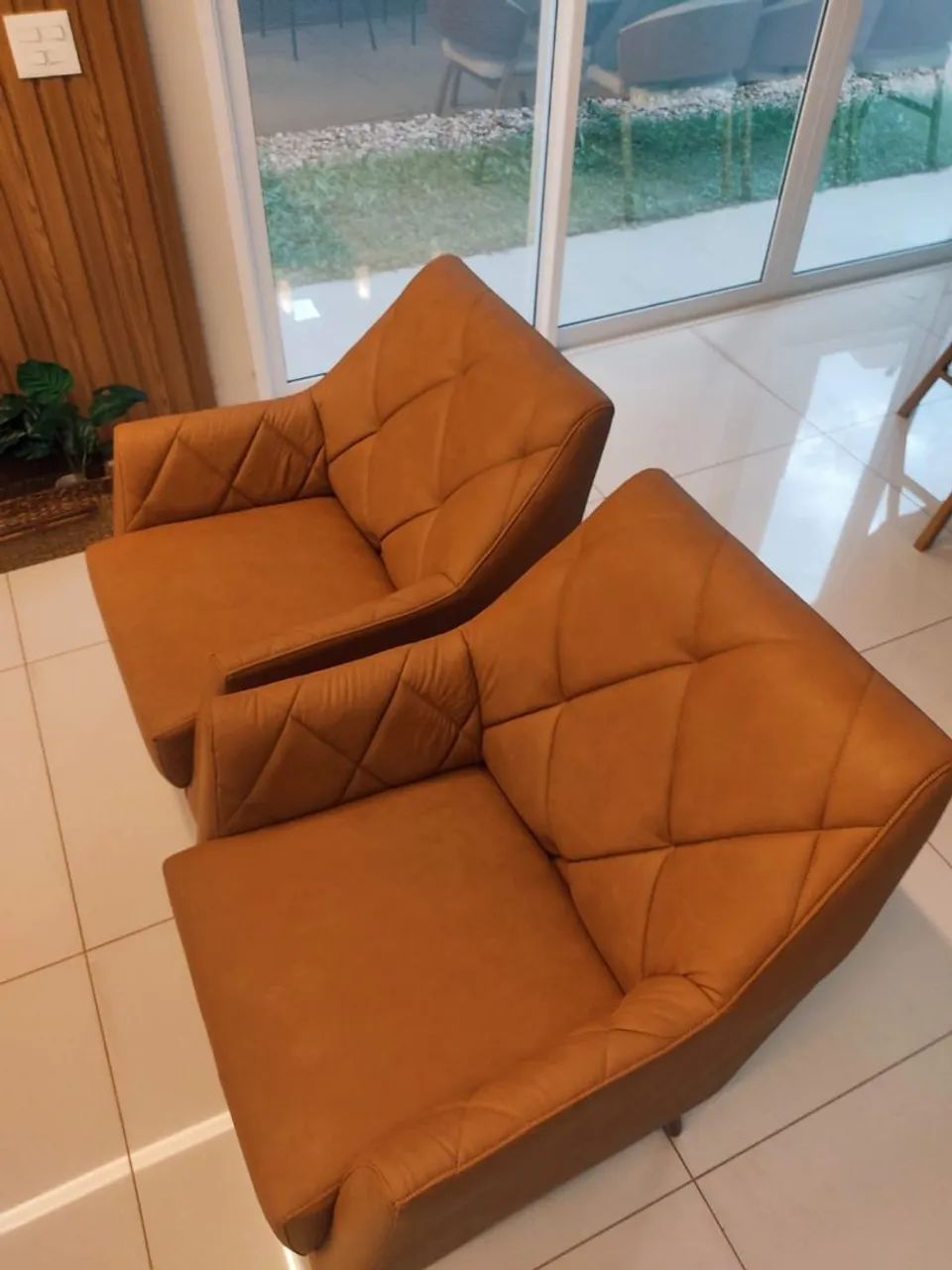 Poltronas em facto marrom pés palito em madeira. - Foto 4