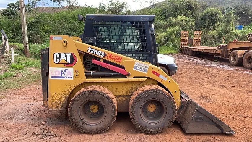 Mini-Carregadeira Caterpillar 226B
