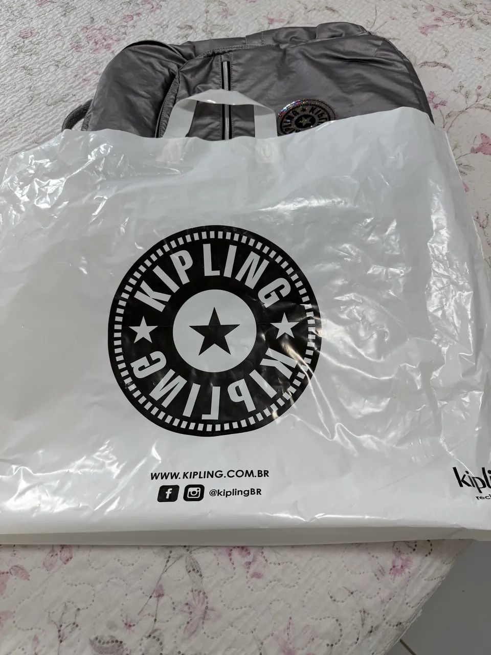 Vende-se mochila da KIPLING original nova , cor prata. - Foto 2
