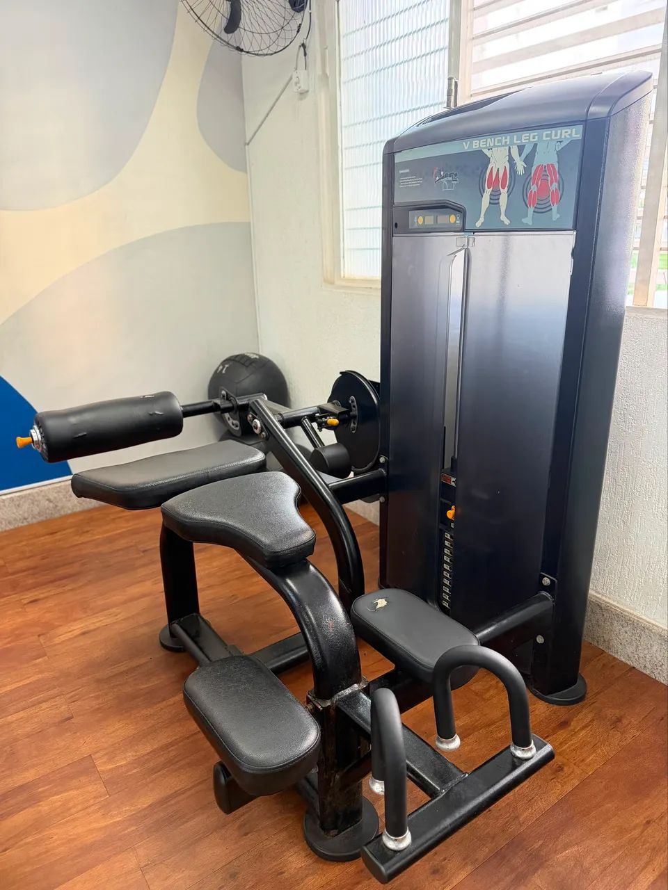 Máquina flexora com torre de pesos  - Foto 2