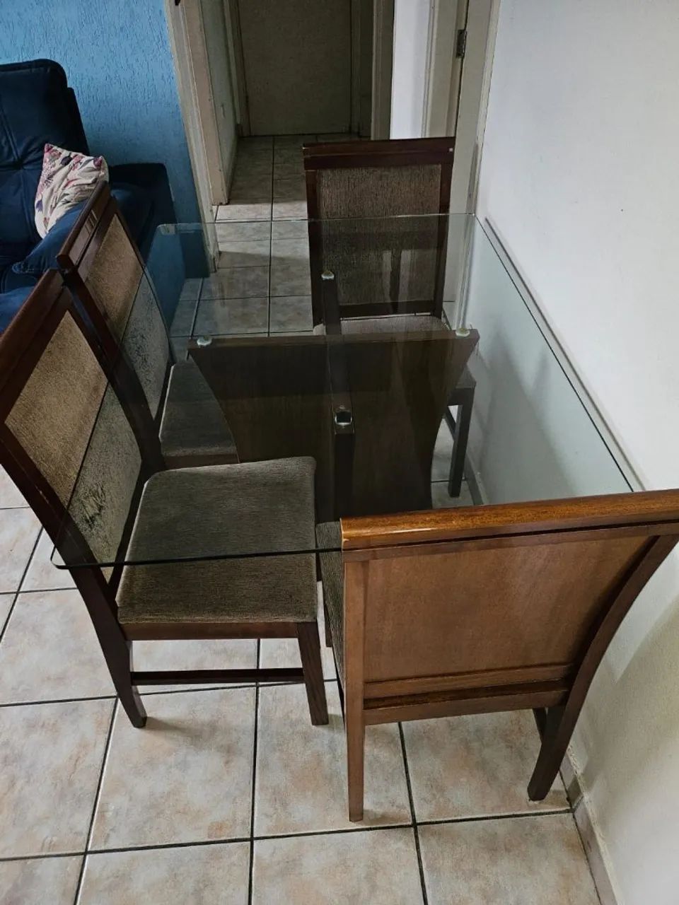 Mesa com tampo de vidro com 4 cadeiras usada - Foto 2