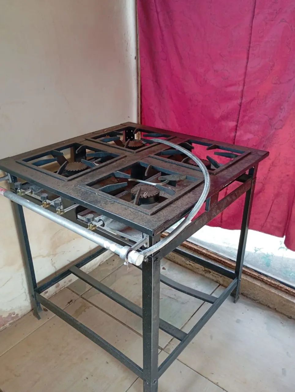 Vendo fogão industrial funcionando tudo perfeitamente quatro bocas  chama *