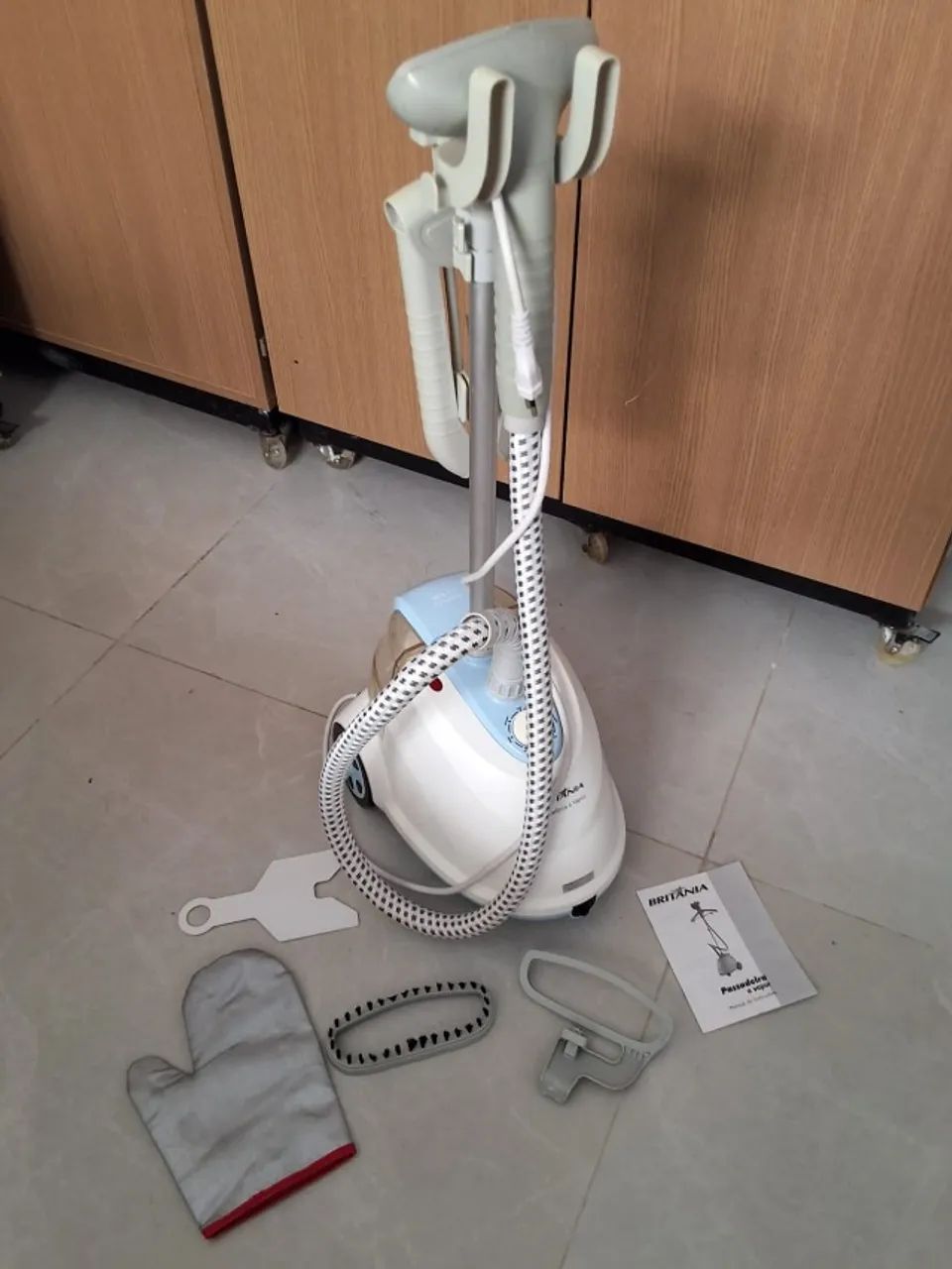 Passadeira a Vapor Vertical Britânia BVP03B - Completa e Funcionando