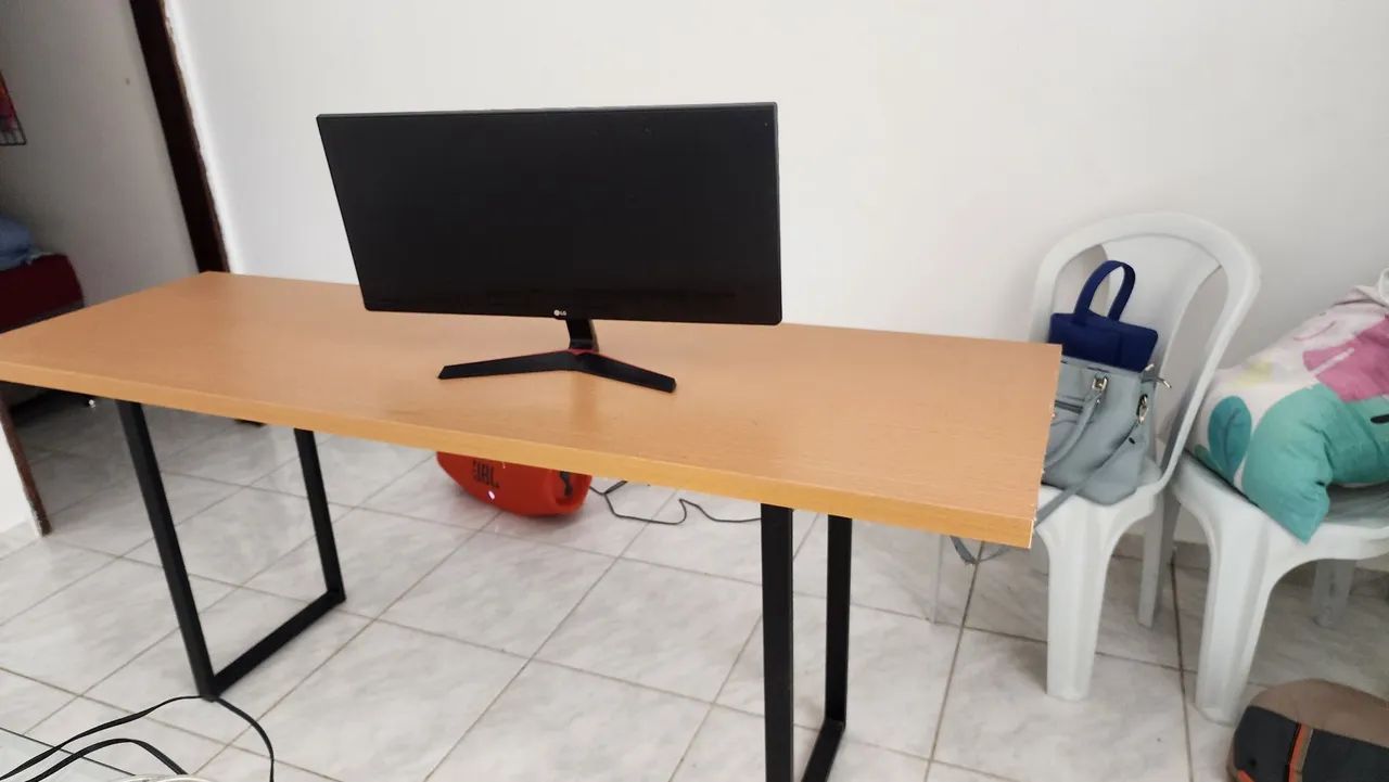Mesa para computador ou outro usso 