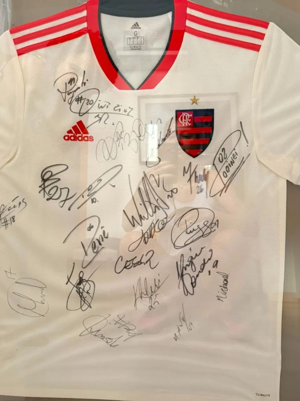 Uniforme Flamengo Autografado e Moldurado Temp 2019 - Foto 3