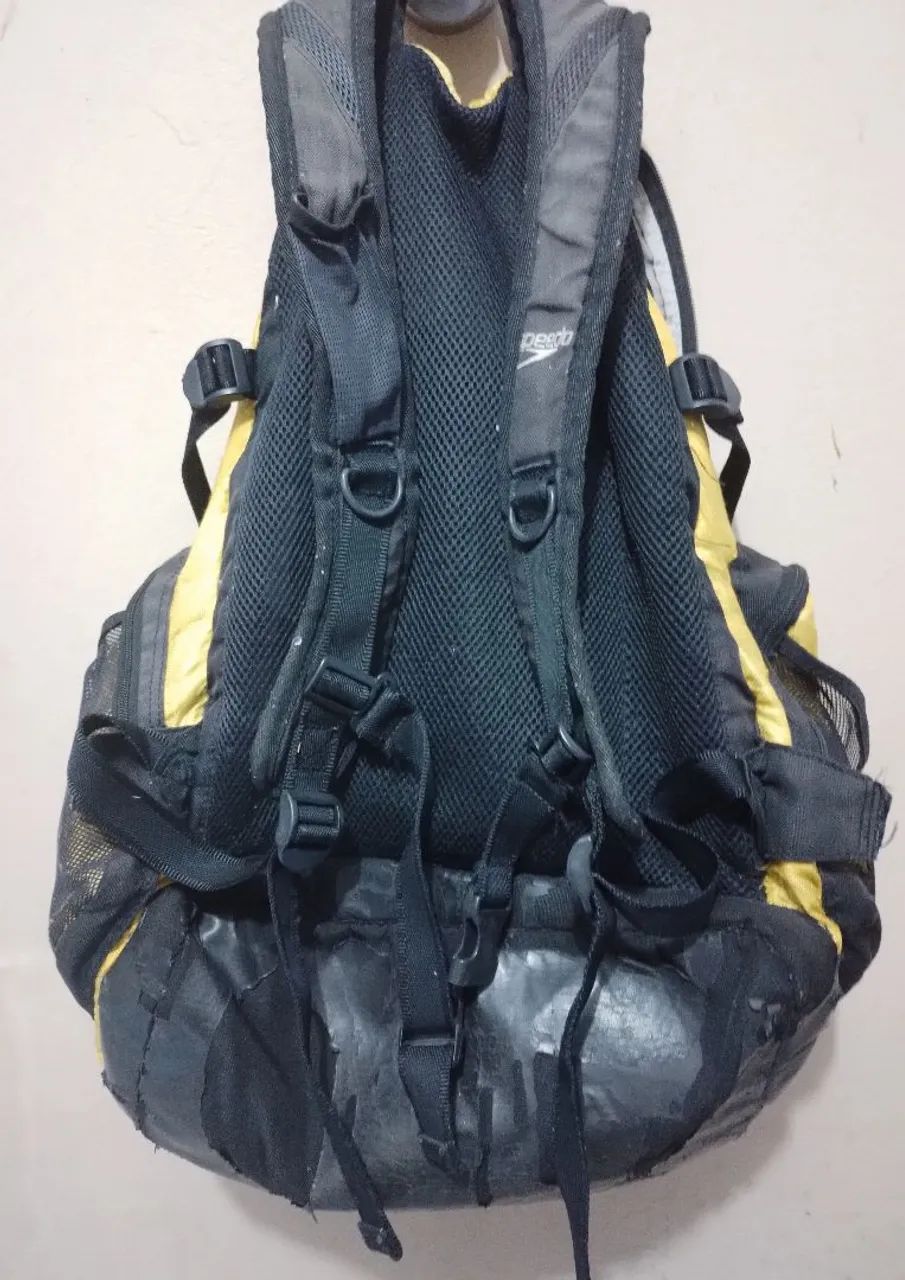 Mochila Speedo natação amarela grande usada em boas condições  - Foto 6