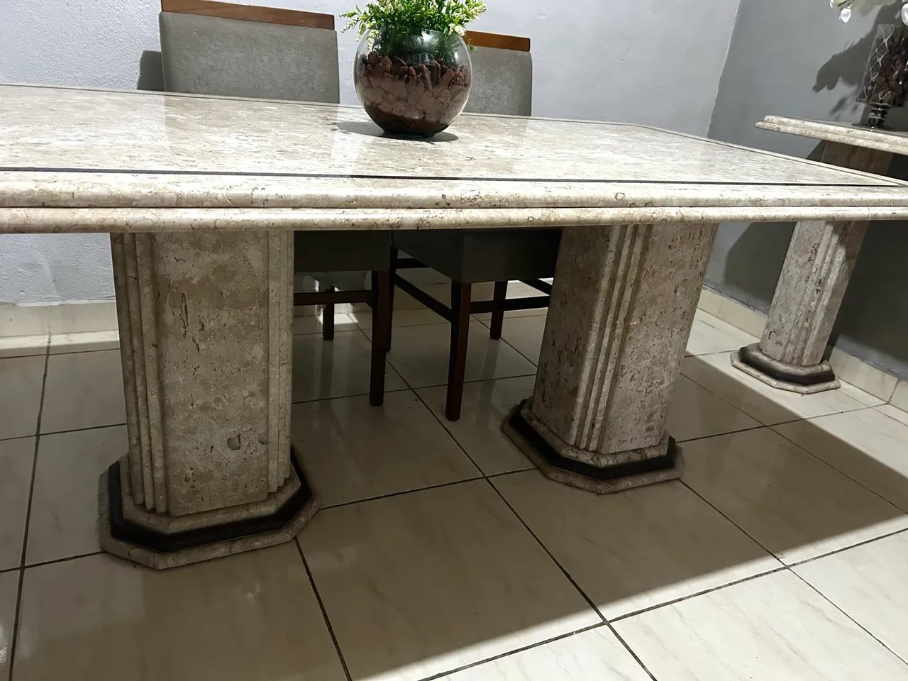 Mesa de jantar com aparador em mármore travertino e cadeiras  - Foto 2