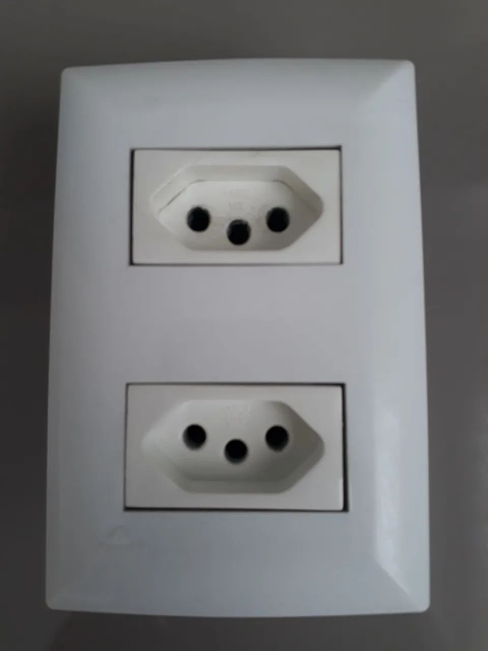 04 tomadas e 01 espelho