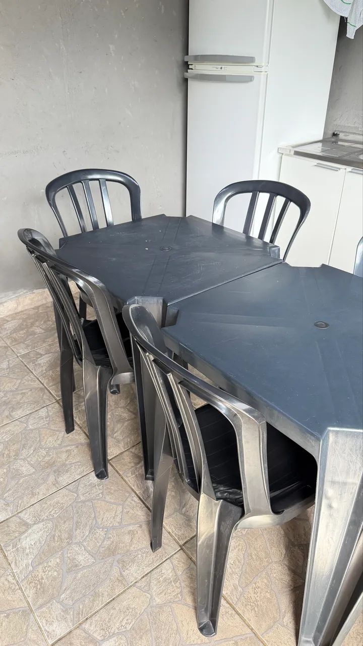 Mesas e cadeiras de plástico 