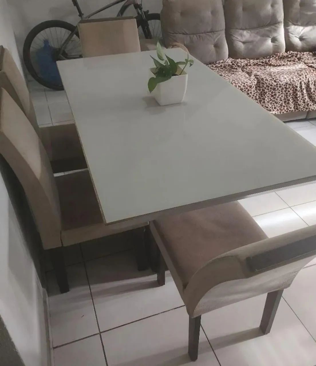 Mesa com as cadeiras  Valor 600  - Foto 2