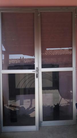 Vendo porta de vidro alumínio. .medidas 1.20 por 1. de altura 90